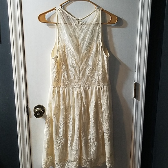Beautiful white lace dress. - Picture 5 of 8